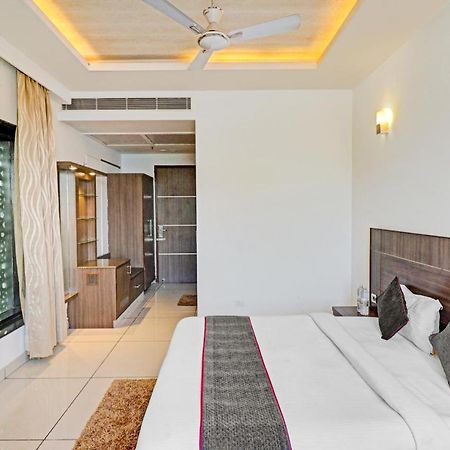 Oyo Townhouse 484 Sanskriti Hotell Delhi  Exteriör bild