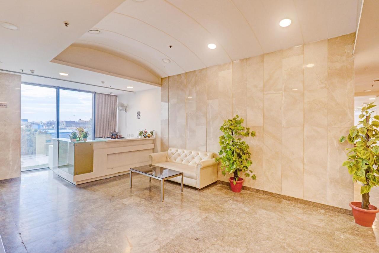 Oyo Townhouse 484 Sanskriti Hotell Delhi  Exteriör bild