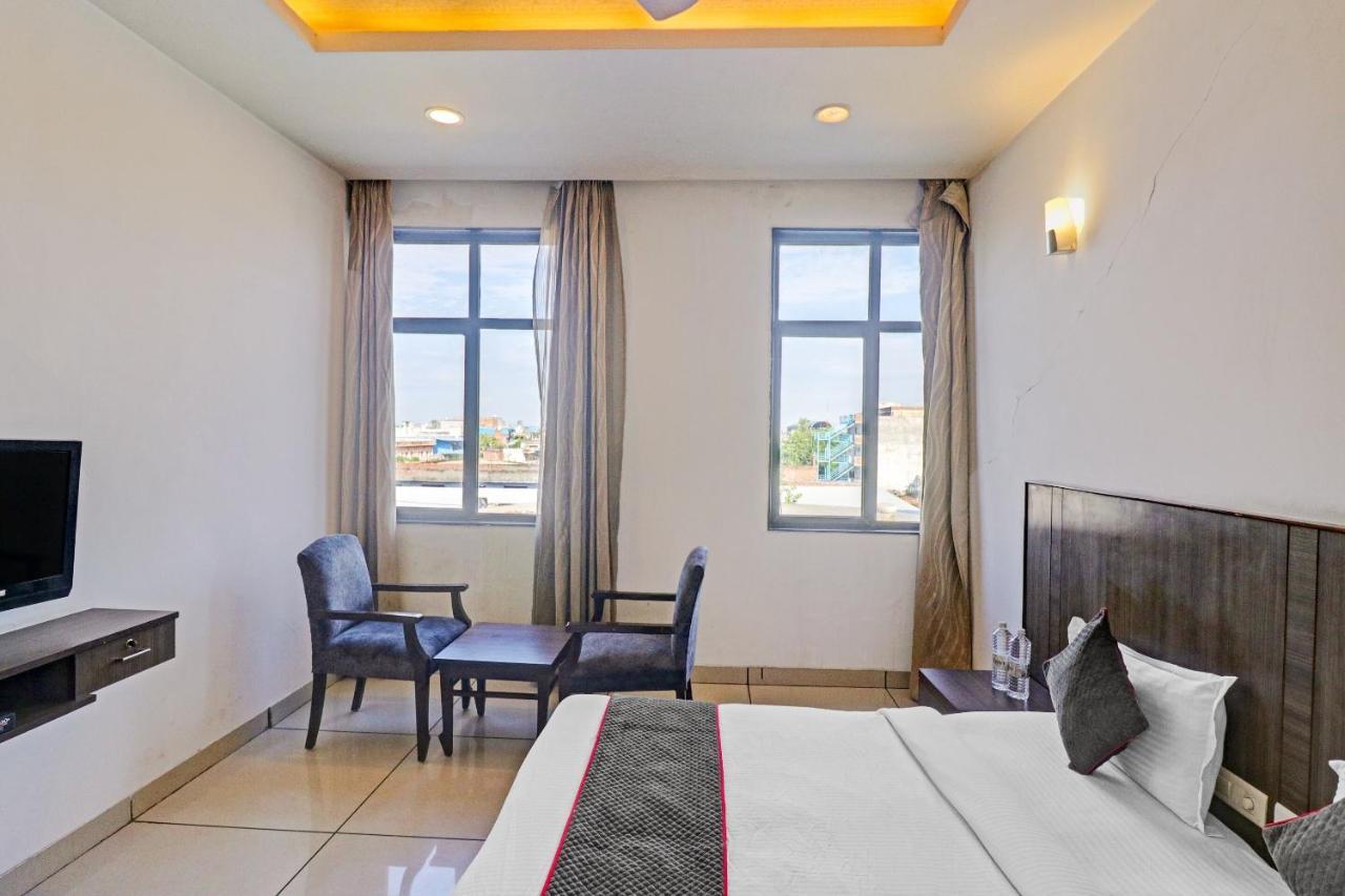 Oyo Townhouse 484 Sanskriti Hotell Delhi  Exteriör bild