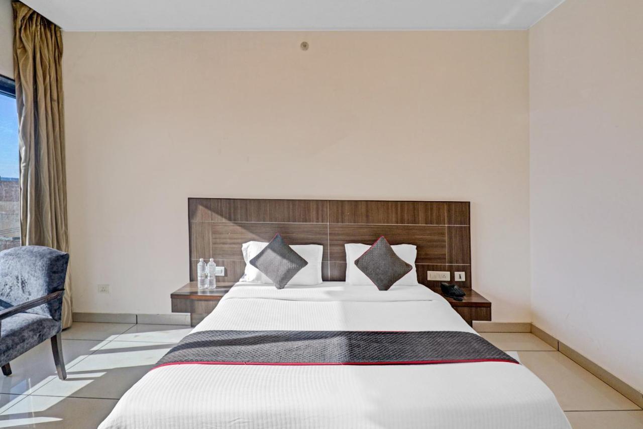 Oyo Townhouse 484 Sanskriti Hotell Delhi  Exteriör bild