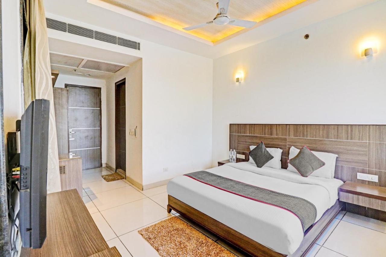 Oyo Townhouse 484 Sanskriti Hotell Delhi  Exteriör bild